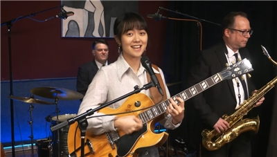 Ponpon Chen สาวไต้หวันคนดังกับการร้องเพลงปิดรายการข่าวชื่อดังของสหรัฐฯ ด้วยเพลงสไตล์แจ๊ส พร้อมทำยอดวิวได้มากกว่า 1.2 ล้านเลยทีเดียว