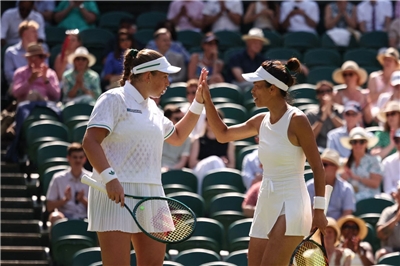 เซี่ยสูเหวย จับคู่กับ เยเลนา ออสตาเปนโก (Jelena Ostapenko) จากลัตเวีย ลงแข่งรอบชิงฯ หญิงคู่ วิมเบิลดัน ในฐานะคู่มือวางอันดับ 4 ของรายการ ก่อนพ่ายศึกสามเซ็ตต่อคู่แข่งชวดแชมป์ไปอย่างน่าเสียดาย โดยในปีนี้ เซี่ยสูเหว่่ยเข้าชิงฯ แกรนด์สแลมถึง 2 รายการแต่คว้ารองแชมป์ทั้งคู่