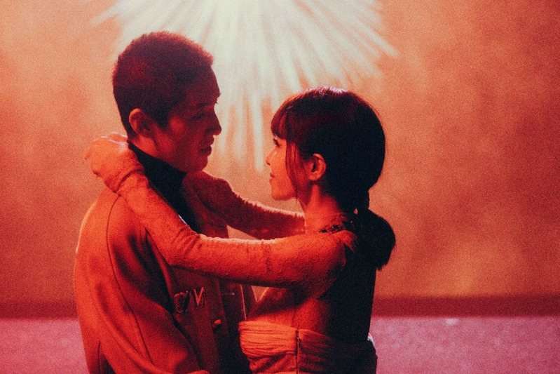 ในช่วงเทศกาลวันแห่งความรักของจีน (七夕) ที่ผ่านมา Jolin ไช่อีหลิน ได้ปล่อย MV เพลงใหม่ล่าสุด “Pillow” จากอัลบั้ม “Pleasure” พร้อมเซอร์ไพรส์แฟนๆ ด้วยการเผยโฉมพระเอก MV สุดพิเศษคือ ต่อ-ธนภพ ลีรัตนขจร นักแสดงคนดังชาวไทย (ภาพจาก 拉扯華納音樂)