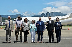 Roger Wicker ประธานคณะกรรมาธิการการทหารสหรัฐฯ (ภาพขวาคนที่ 3)เยือนไต้หวัน เสริมสัมพันธ์หุ้นส่วนอันยิ่งใหญ่