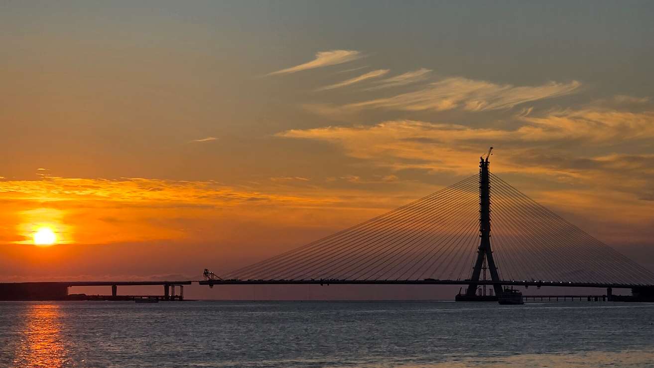 แสงอาทิตย์อัศดงที่สะพานตั้นเจียง(photo:wikipedia)