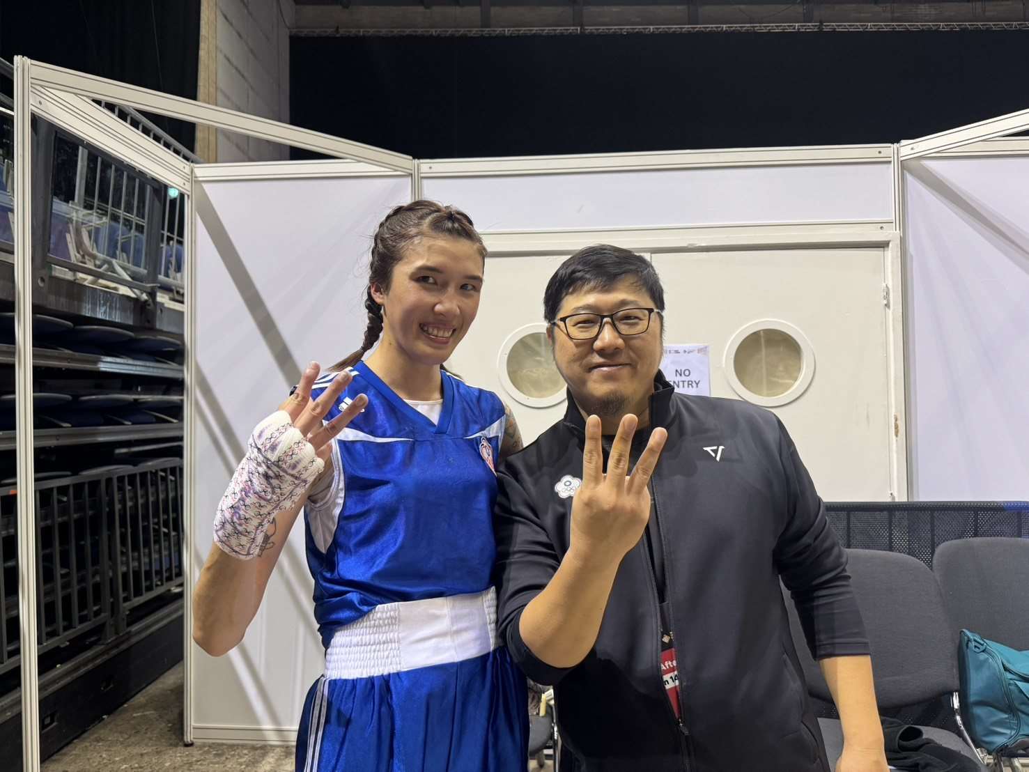 หวงเสี่ยวเหวินและโค้ชหลิวจงไท่ แสดงความดีใจหลังคว้าเหรียญทองเป็นครั้งที่ 3 ในศึกมวยสากลสมัครเล่นชิงแชมป์โลก (ภาพจากหลิวจงไท่)