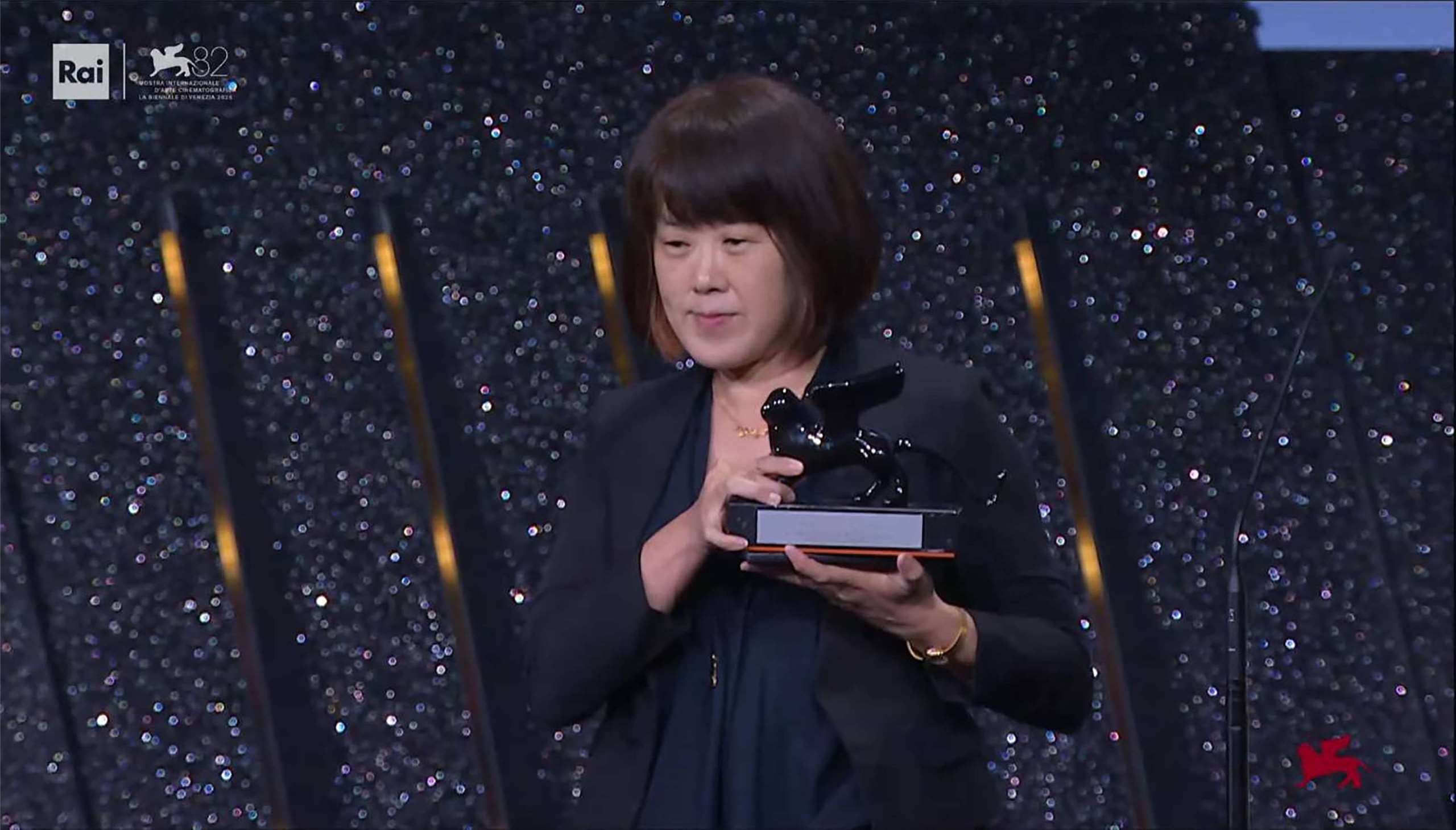 เฉินซินอี๋ ผู้กำกับภาพยนตร์ของผลงานสร้างสรรค์ด้าน VR (Virtual Reality) ไต้หวัน เรื่อง “The Clouds Are Two Thousand Meters Up” สามารถคว้ารางวัล Venice Immersive Grand Prize จากการประกวด Venice Immersive ถือเป็นครั้งที่สองแล้วที่ เฉินซินอี๋ ได้รับรางวัลนี้