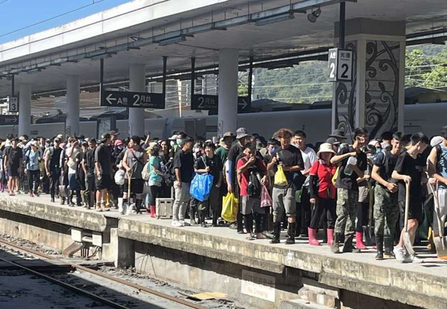 มีซูเปอร์แมนถือพลั่วเข้าร่วมช่วยเหลือภัยพิบัติที่ตำบลกวงฟู่ เมืองฮัวเหลียนแล้วกว่า 12,000 คน(ภาพจากมูลนิธิฉือจี้)