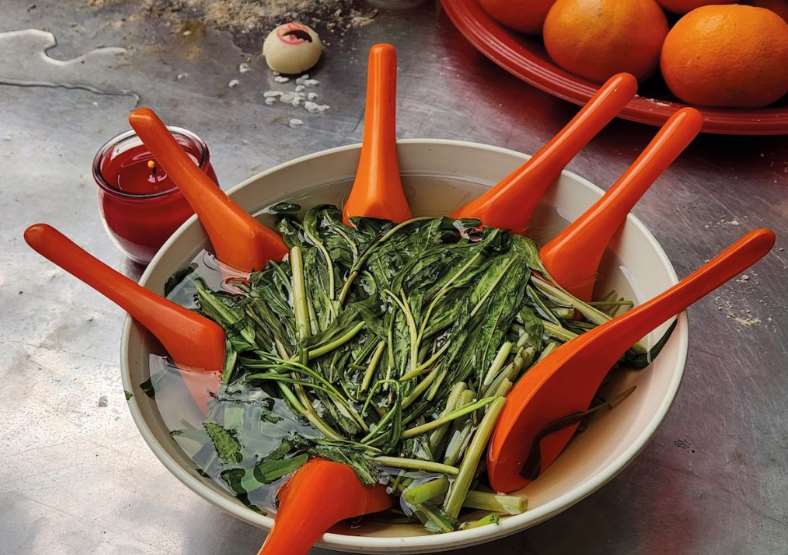 ทำไมในเทศกาลผู่ตู้ หรือการอุทิศบุญให้ผีไร้ญาติช่วง “เดือนผี” ต้องมีซุปผักบุ้งอยู่บนโต๊ะไหว้