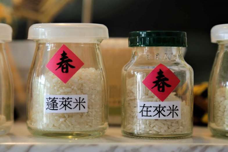ข้าวเผิงไหล(蓬萊米) ข้าวเมล็ดสั้น(ภาพซ้าย) เป็นข้าวหลักที่ชาวไต้หวันบริโภค รสหวาน หอม เหนียวนุ่ม ส่วนข้าวไจ้ไหล(在來米)ข้าวเมล็ดยาว(ภาพขวา) นิยมทำอาหารดั้งเดิม เช่น ขนมผักกาด เส้นหมี่(photo:agriharvest)