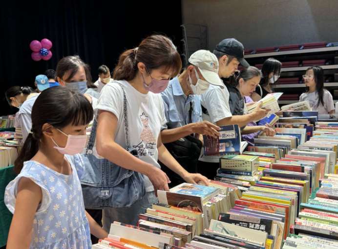 งาน “แลกหนังสือดี” ไม่เพียงทำให้หนังสือเก่าได้เจอเจ้าของใหม่ ลดการสิ้นเปลืองกระดาษ แต่ยังส่งเสริมให้ประชาชนแบ่งปันความรู้ และช่วยผลักดันวัฒนธรรมการอ่านอย่างยั่งยืน(ภาพจากห้องสมุดเถาหยวน)