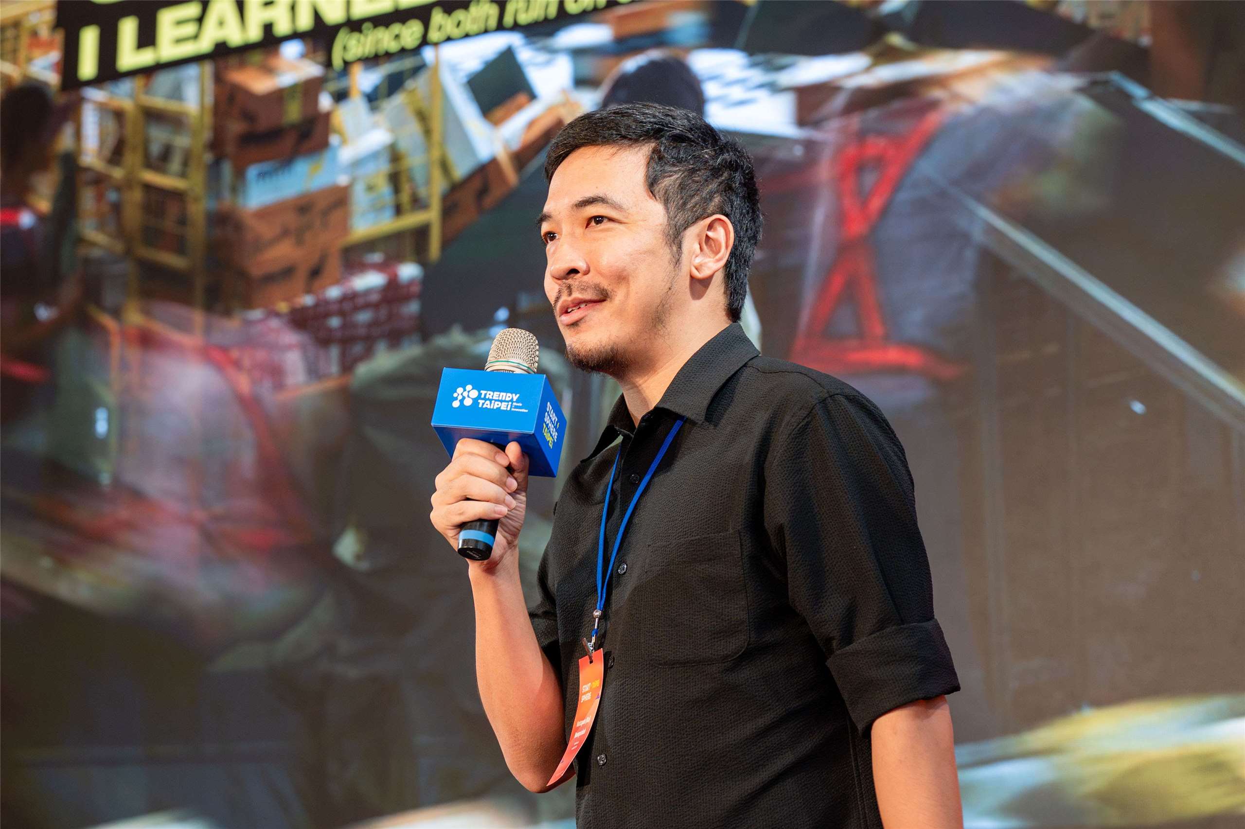 ณฐพล บุญประกอบ (ไก่) ผู้กำกับซีรีส์ดังเรื่อง สงครามส่งด่วน (Mad Unicorn) ระหว่างการมาบรรยายในงาน STARTSPHERE ในไทเป เพื่อร่วมสร้างแรงบันดาลใจให้กับเหล่า Starup รุ่นใหม่ในไต้หวัน (ขอบคุณภาพจาก Iris Liu)