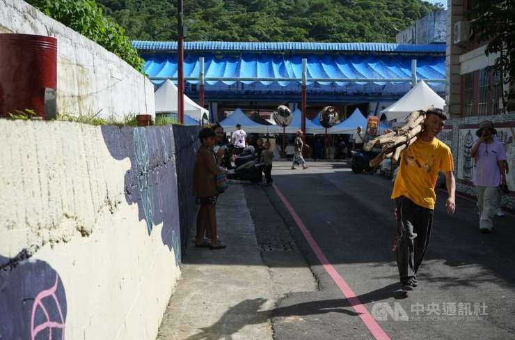 การสารภาพรักแบบดั้งเดิมของชาวไพวันด้วยการมอบฟืนแห่งความรัก