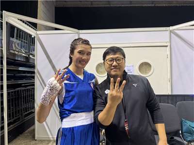 หวงเสี่ยวเหวินและโค้ชหลิวจงไท่ แสดงความดีใจหลังคว้าเหรียญทองเป็นครั้งที่ 3 ในศึกมวยสากลสมัครเล่นชิงแชมป์โลก (ภาพจากหลิวจงไท่)