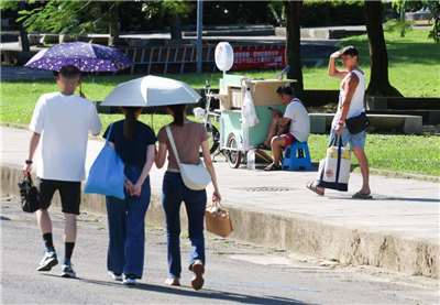 ตลอดสัปดาห์นี้อากาศร้อน อุณหภูมิสูง ความชื้นในอากาศลดลง แต่ช่วงบ่ายวันนี้ (9 ก.ย.) ยังต้องเฝ้าระวังฝนตกหนักและสภาพอากาศแปรปรวนในบางพื้นที่