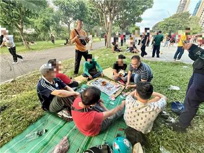 ตำรวจรวบตัวแรงงานไทยเขย่าไฮโลในที่สาธารณะ สงสัยตกใจจนสติหลุด ตะโกนถามตำรวจว่า “เล่นการพนันผิดกฎหมายเหรอ”