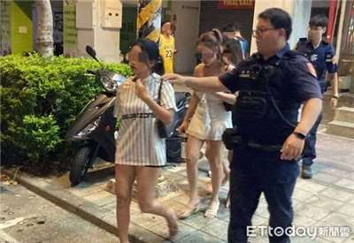 ตำรวจจงลี่กวาดล้างชาวต่างชาติกระทำผิดกฎหมาย พบสาวนั่งดริ้งแต่งกายวาบหวิวซ่อนตัวในห้องเก็บของ (ภาพ ettoday)