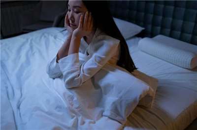 นอนไม่หลับเรื้อรัง ทำให้กลางวันรู้สึกอ่อนเพลีย ความจำถดถอย และประสิทธิภาพการทำงานลดลง(photo:Pexels)