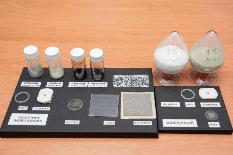 ทีมวิจัยของ ศ.เจิงโฉงเหริน ผู้อำนวยการศูนย์วิจัยพลังงานไฮโดรเจน ม.จงยัง ภายใต้การสนับสนุนทุนจาก NSTC ประสบความสำเร็จในการพัฒนา วัสดุแกนหลักสำหรับการผลิตไฮโดรเจนประสิทธิภาพสูงในช่วงอุณหภูมิปานกลาง(photo:NSTC)