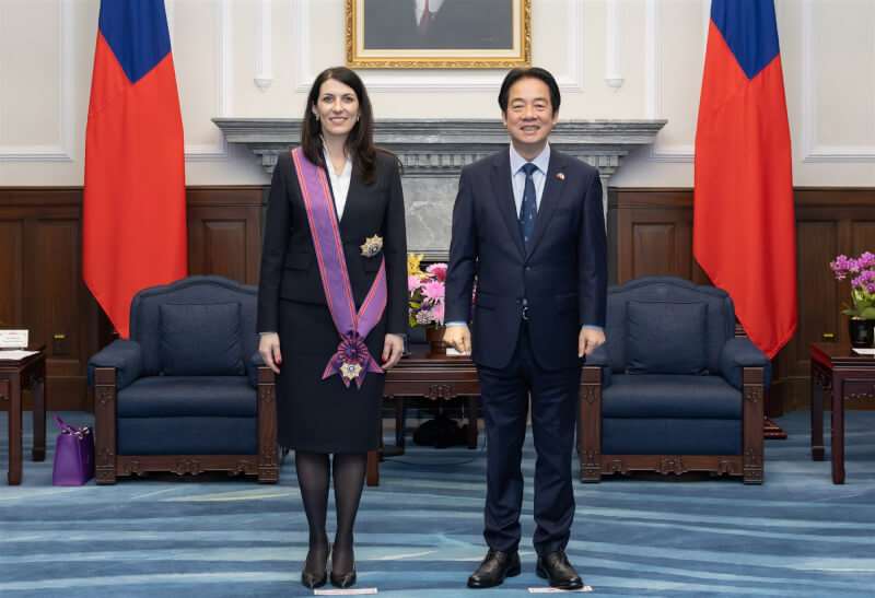 ประธานาธิบดีมอบเครื่องอิสริยาภรณ์ดาราสุกสกาวแก่ Ms.Adamová เพื่อยกย่องผลงานอันโดดเด่น กระชับความสัมพันธ์ไต้หวัน–เช็ก (ภาพจาก ทำเนียบ ปธน.)
