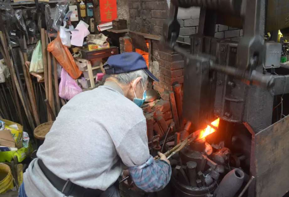 คุณปู่ซูว่านฟา วัย 94 ช่างตีเหล็กวัยเก๋า ยืนหยัดฝีมือกว่า 70 ปี (photo:vita.tw)
