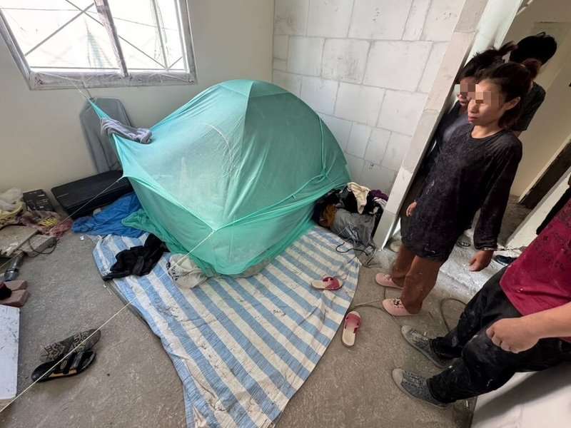 จับ รง.ไทยอยู่ไต้หวันเกินกำหนด กางเต็นท์นอนในไซต์งานก่อสร้าง ( ภาพจาก CNA)
