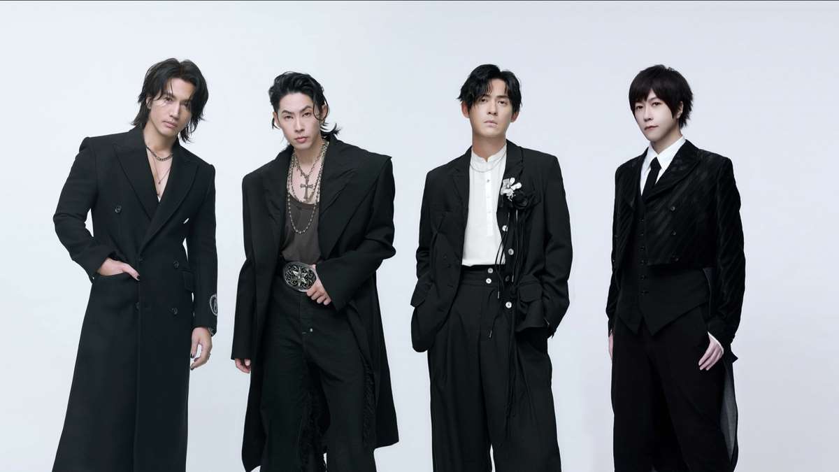 4 หนุ่ม F✦FOREVER (จากซ้ายไปขวา) เจอรี่ แวนเนส วิค และอาซิ่น ร่วมเปิดตัวอีกหนึ่งเพลงใหม่บนเวทีคอนเสิร์ตที่เซี่ยงไฮ้ (ภาพจาก B'in Music)