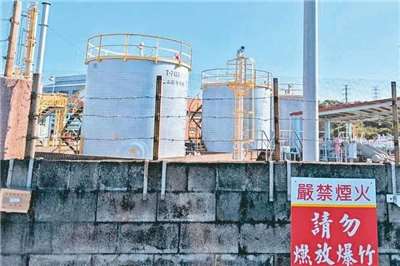 รอบโรงเก็บก๊าซธรรมชาติที่ภูเขาเถี่ยเจินของ CPC มีป้าย ““ห้ามสูบบุหรี่และจุดไฟทุกชนิด” หลายจุด แสดงถึงความเสี่ยงอันตรายที่อาจเกิดขึ้น(ภาพจาก ubrand.udn)
