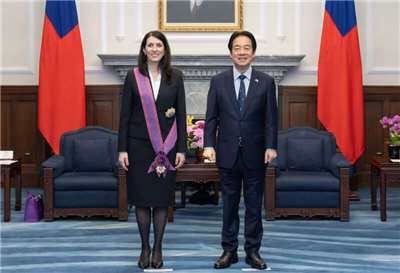 ประธานาธิบดีมอบเครื่องอิสริยาภรณ์ดาราสุกสกาวแก่ Ms.Adamová เพื่อยกย่องผลงานอันโดดเด่น กระชับความสัมพันธ์ไต้หวัน–เช็ก (ภาพจาก ทำเนียบ ปธน.)
