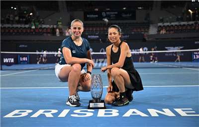 เซี่ยสูเหวย จับคู่กับ หมวยโอ นักเทนนิสสาวจากลัตเวีย ผงาดคว้าแชมป์หญิงคู่รายการ บริสเบน อินเตอร์เนชั่นแนล 2026 ซึ่งนับเป็นแชมป์หญิงคู่แรกนับตั้งแต่ทั้งสองเริ่มร่วมงานกัน และยังเป็นการที่เซี่ยสูเหวย คว้าแชมป์ในศึก WTA ทัวร์ ร่วมกับ “คู่หูคนที่ 10” ในเส้นทางอาชีพอันยาวไกลของเธอ (ภาพจาก AFP)