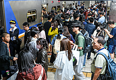 การรถไฟไต้หวันและรถไฟความเร็วสูงเพิ่มขบวนรถ 56 เที่ยว รองรับประชาชนเดินทางกลับภูมิลำเนาไปเลือกตั้งและลงประชามติช่วงสิ้นเดือนพฤศจิกายนนี้