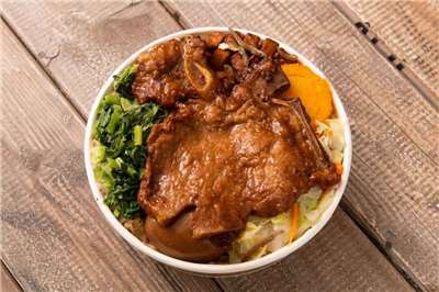 รถไฟไต้หวันทำรายได้จากข้าวกล่องสูงสุดเป็นประวัติการณ์ ข้าวซี่โครงหมูทอดขายดี 7,180,000 กล่อง
（ภาพจาก railway.gov.tw）