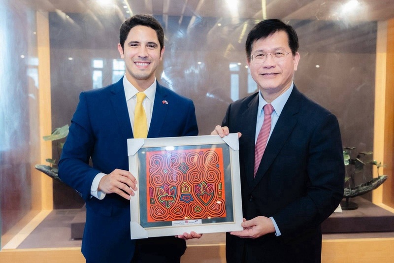 รมว. ต่างประเทศไต้หวัน หลินเจียหลง (ขวา)  เลี้ยงอาหารกลางวันต้อนรับคณะสมาชิกรัฐสภาปานามาเมื่อวันที่ 5 ก.พ. 2025 โดยโฮเซ อันโตนิโอ เปเรซ (Jose Antonio Perez ) สมาชิกรัฐสภาปานามาและเลขาธิการบริหารของ “เครือข่ายสมาชิกรัฐสภานานาชาติด้านนโยบายต่อจีน” (IPAC) (ซ้าย) ได้มอบของที่ระลึกให้ Photo: CNA,Taiwan
