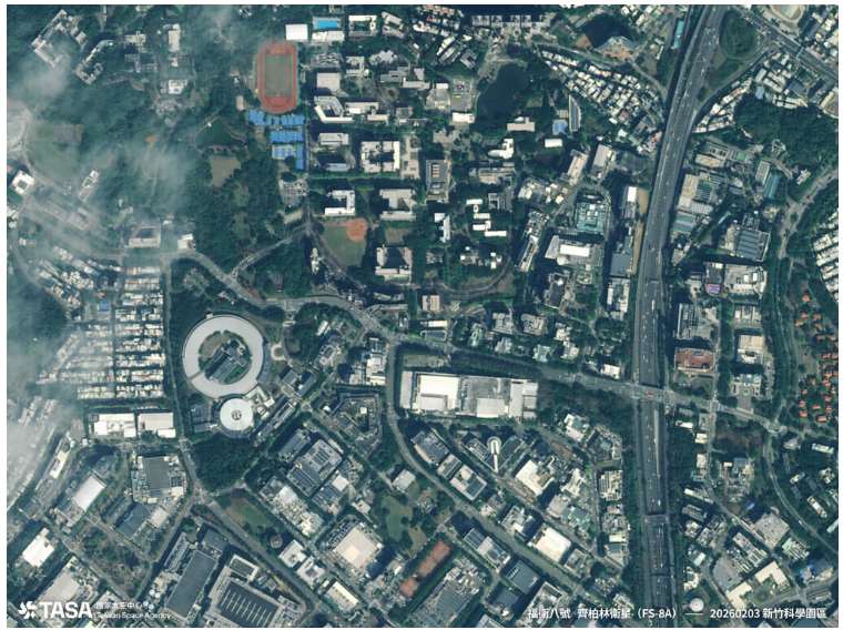 ดาวเทียมฉีป๋อหลิน ดวงแรกของโครงการฟอร์โมซาแซต-8 ถูกส่งขึ้นสู่วงโคจรปลายพฤศจิกายน 2025 หลังผ่านการตรวจสอบระบบ ควบคุมวงโคจร และทดสอบถ่ายภาพกว่าร้อยครั้ง ได้เริ่มภารกิจถ่ายภาพอย่างเป็นทางการในเดือนมกราคม 2026 และเมื่อวันที่ 11 ศูนย์อวกาศแห่งชาติได้เผยแพร่ภาพถ่ายชุดแรก ครอบคลุมพื้นที่อุทยานวิทยาศาสตร์ซินจู๋ของไต้หวัน 