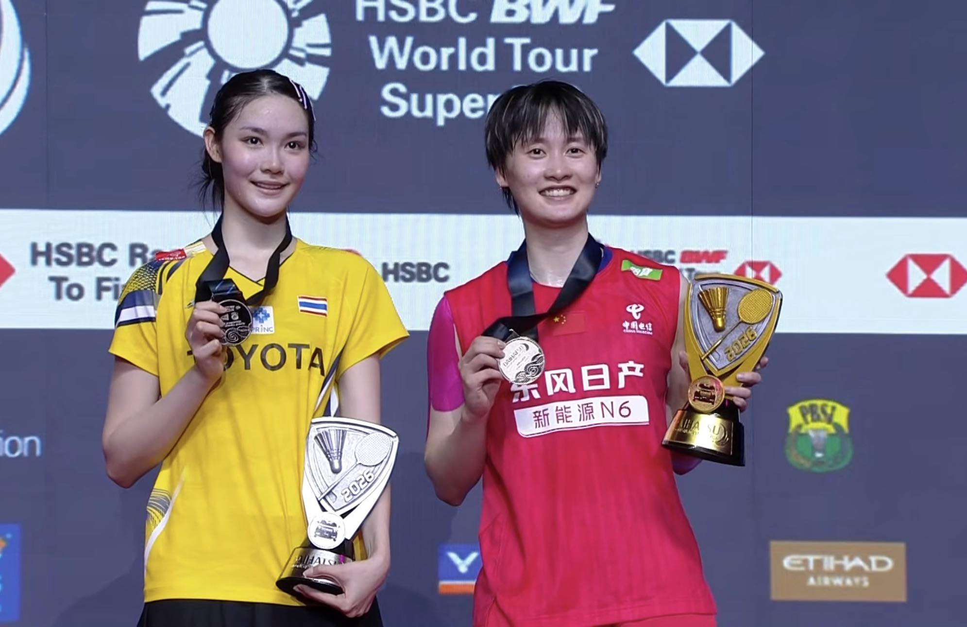 พิ้งค์ หรือ พิชฌามลณ์ โอภาสนิพัทธ์ (ซ้าย) พ่ายต่อเฉินอวี่เฟย (ขวา) ในรอบชิงหญิงเดี่ยวศึกแบดที่อินโดฯ ได้แค่รองแชมป์มาครอง