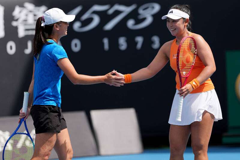 อู๋ฟางเสียน (ซ้าย) จับคู่กับ โฮซูมิ เอริ (ขวา) สาวญี่ปุ่น ทำผลงานโดดเด่นในฐานะ “มือปราบมือวาง” ในศึกเทนนิสระดับแกรนด์สแลมอย่างออสเตรเลียนโอเพ่นปีนี้