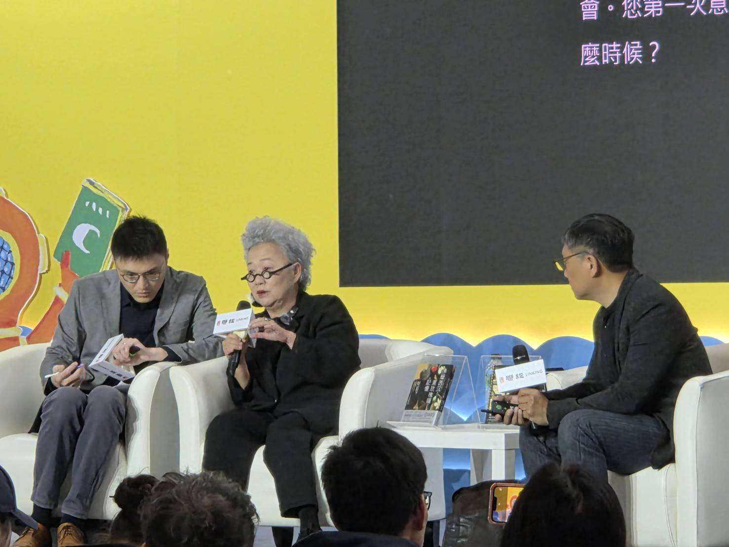 นักเขียนดังไทย วีรพร นิติประภา (Veeraporn Nitiprapha) ร่วมงานมหกรรมหนังสือฯ  (TIBE 2026) ไทเป เปิดตัวหนังสือแปลเป็นภาษาจีนเล่มใหม่่ 佛曆西沉與黑玫瑰貓的記憶的記憶 (พุทธศักราชอัสดงกับทรงจําของทรงจําของแมวกุหลาบดํา) ( Photo: 江昭倫 )