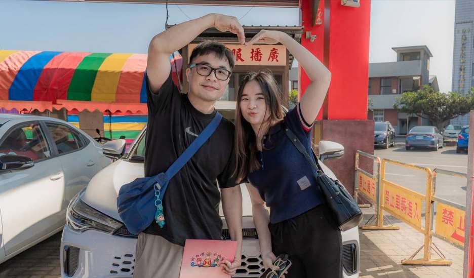 จันเติงหยวน จากนครไถหนาน ซึ่งกำลังจะแต่งงาน โดยเขาเสี่ยงทายได้สูงสุดถึง 12 ปัวะปวย คว้ารถ SUV 1 คันไปครอง(ภาพจากศาลเจ้ากั่งโข่ว)