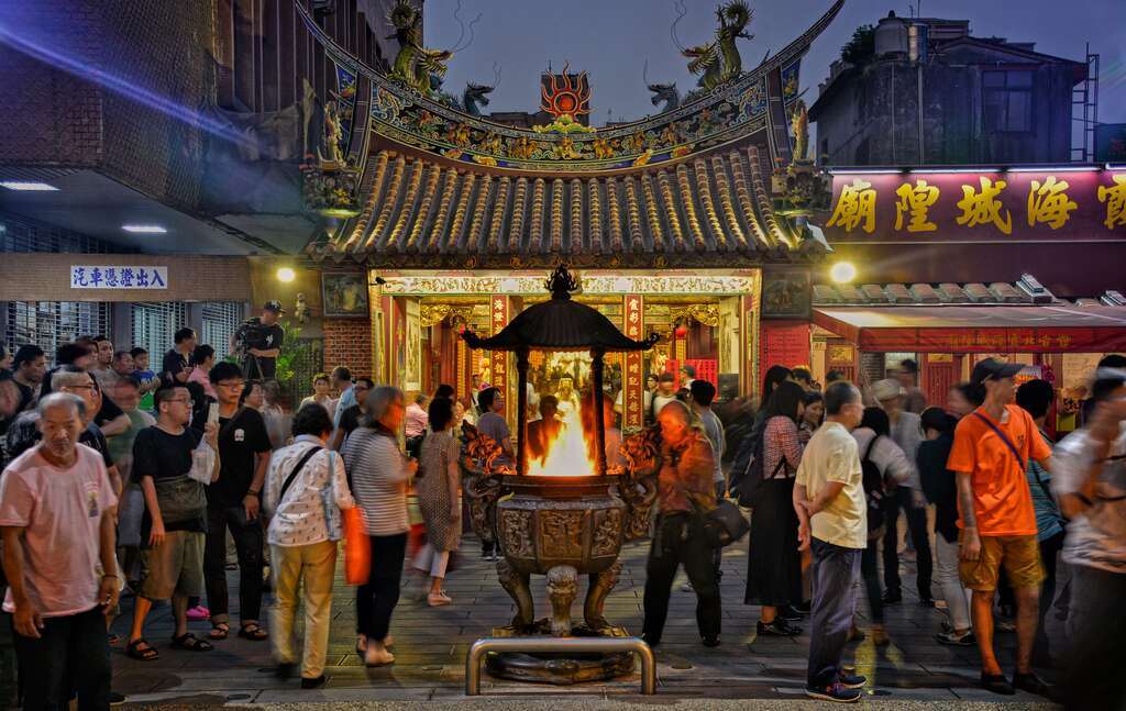 เยว่เหล่าที่ศาลเจ้าพ่อหลักเมืองเสียไห่เฉิงหวง ซึ่งตั้งอยู่ในแถบตี๋ฮั่วเจีย มีชื่อเสียงโด่งดังจนแม้แต่ชาวต่างชาติก็มาเซ่นไหว้ขอคู่