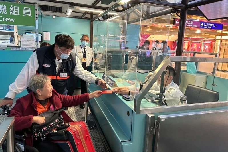 ตม. ไต้หวันแจกซองแดงต้อนรับปีมะเมีย ให้ผู้โดยสารสัมผัสบรรยากาศตรุษจีน