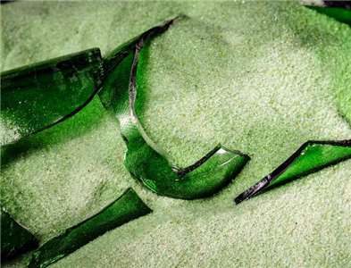 หวงจื่อจิ้ง ผู้ก่อตั้งบริษัทหยวนจิ้ง จำกัด (源境有限公司) พัฒนาเทคโนโลยีผลิตวัสดุกรองจากขยะขวดแก้วสีเขียวและสีน้ำตาล ซึ่งในไต้หวันมีมากกว่า 20,000 ตันต่อปี Photo: National Chung Cheng University, Taiwan