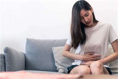 อาการสำคัญของการติดเชื้อโนโรไวรัสคือคลื่นไส้ อาเจียนและท้องเสีย (ภาพจาก cw.com.tw)