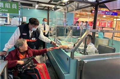 ตม. ไต้หวันแจกซองแดงต้อนรับปีมะเมีย ให้ผู้โดยสารสัมผัสบรรยากาศตรุษจีน