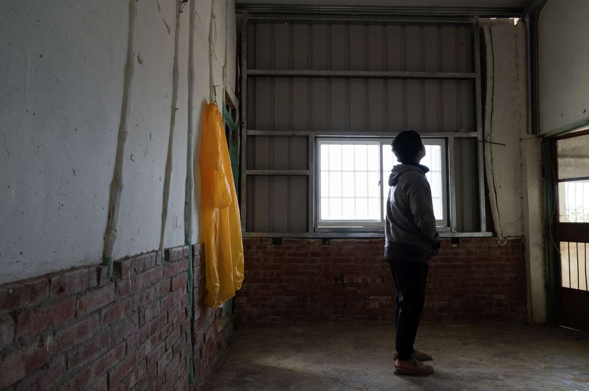 ผนังบ้านพังไปด้านหนึ่งเพราะพายุ แต่ได้ซ่อมแซมและวางโครงเหล็กแล้ว ที่มา: twreporter.org