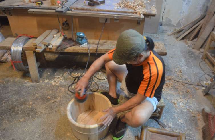 จางจงฉี ทายาทรุ่นที่ 6 ของร้านถังไม้ทำมือ “จงหยวนซิง” ย่านซานเสีย นิวไทเป ยืนหยัดสืบทอดงานฝีมือดั้งเดิม โดยย้ำว่าถังไม้ต้อง ใช้งานได้จริง พร้อมยึดหลัก เลือกใช้วัสดุให้เหมาะกับการใช้งาน(photo: vita.tw)