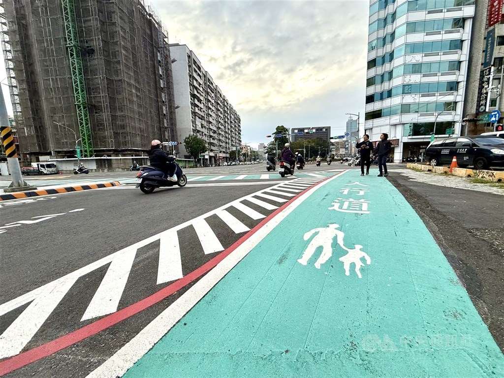 มหาดไทยเผย ปีที่แล้วปรับรถไม่หยุดให้คนข้ามทางแยกกว่า 1.2 แสนราย 