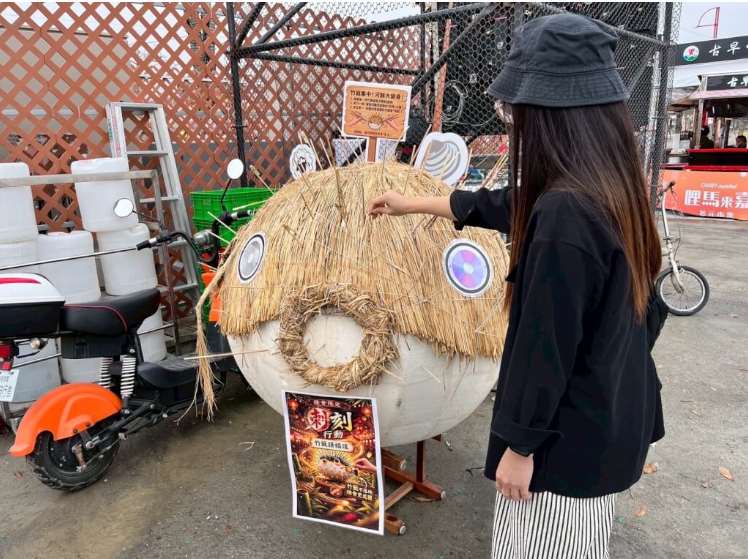 ประติมากรรม “ปลาปักเป้ายักษ์” เพื่อให้ประชาชนปักไม้เสียบอาหารที่ใช้แล้ว กลายเป็นจุดเช็กอินยอดฮิต(photo:facebook.com/chiayi.low.co2)