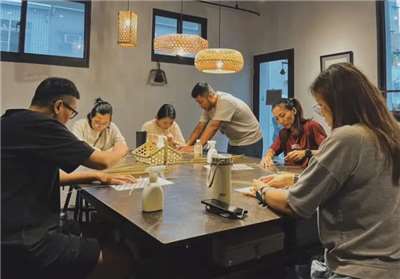 หลินซานและเพื่อนร่วมเปิดเวิร์กช็อป เพื่อสอนผู้ที่สนใจทำกล่องข้าวไม้ไผ่ด้วยตนเอง(ภาพจาก山傑號竹工)