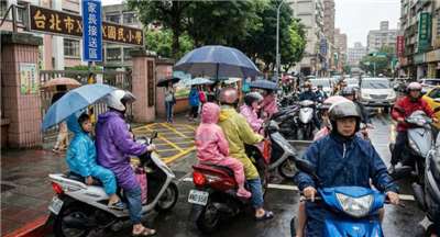 พ่อแม่วัยทำงานจำนวนไม่น้อยต้องรีบไป–กลับจากที่ทำงานทุกวันเพื่อรับส่งลูกไปโรงเรียน ทำให้เกิดความกดดันต่อทั้งร่างกายและจิตใจในระยะยาว(ภาพสร้างโดยAI)