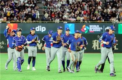 จั๋วหรงไท่ นายกรัฐมนตรีไต้หวัน ปรากฏตัวในโตเกียวโดม ให้กำลังใจทีมชาติหลังถล่มเช็ก 14-0 ในศึก WBC (ภาพจาก udn.com)