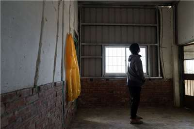 ผนังบ้านพังไปด้านหนึ่งเพราะพายุ แต่ได้ซ่อมแซมและวางโครงเหล็กแล้ว ที่มา: twreporter.org