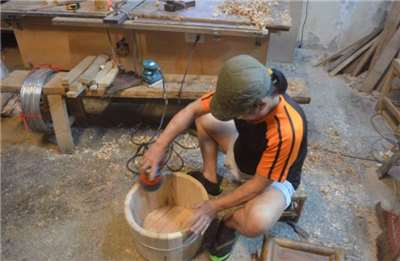 จางจงฉี ทายาทรุ่นที่ 6 ของร้านถังไม้ทำมือ “จงหยวนซิง” ย่านซานเสีย นิวไทเป ยืนหยัดสืบทอดงานฝีมือดั้งเดิม โดยย้ำว่าถังไม้ต้อง ใช้งานได้จริง พร้อมยึดหลัก เลือกใช้วัสดุให้เหมาะกับการใช้งาน(photo: vita.tw)