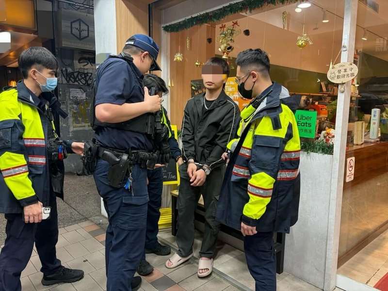 หยุดยาวเช็งเม้งตรวจเข้ม ตำรวจจงลี่รวบชาวต่างชาติผิดกฎหมายได้ 18 ราย (ภาพ CNA)
