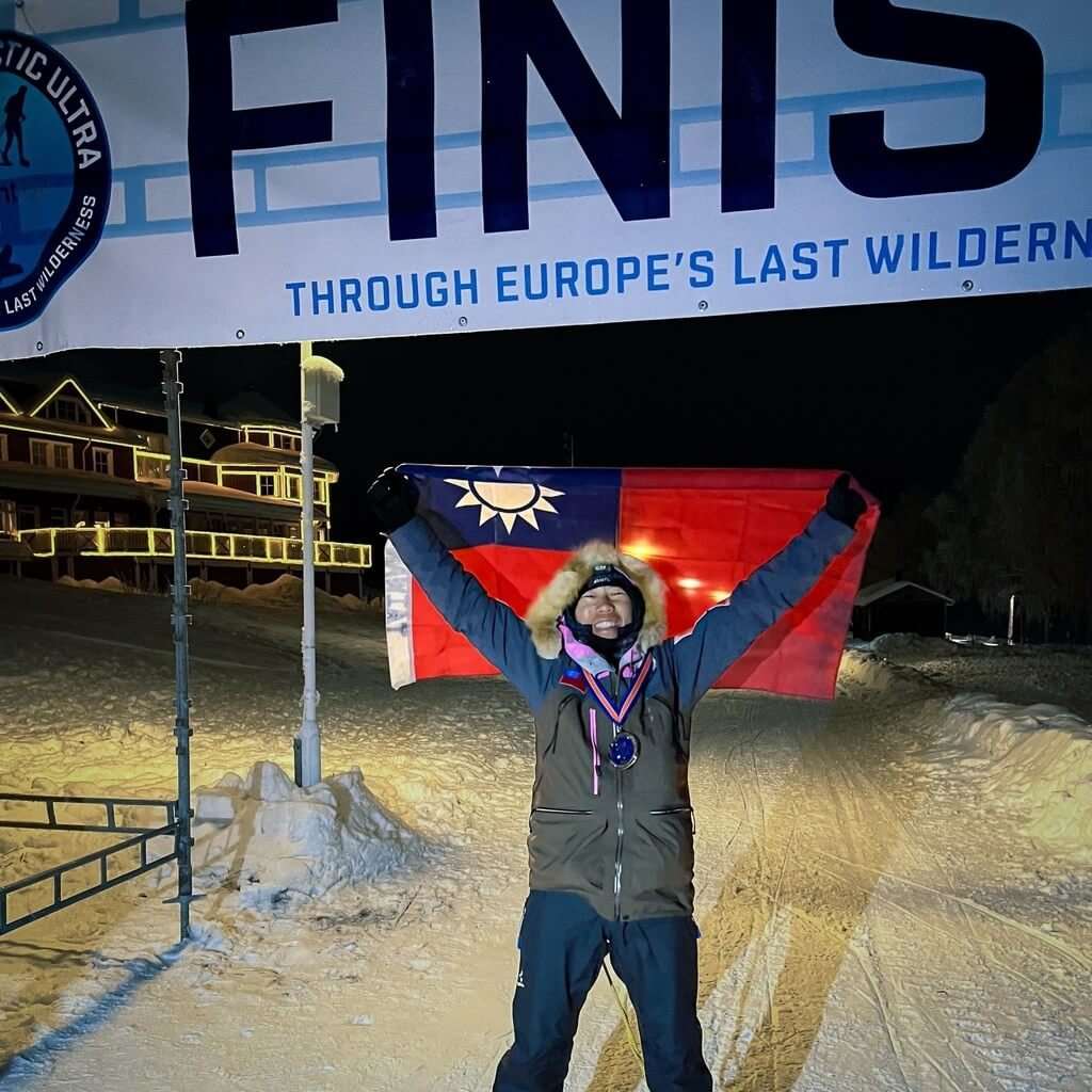 เฉินเยี่ยนป๋อ พิชิตศึกนรกเยือกแข็ง 185 กม. คว้าอันดับ 2 ในศึกอัลตรามาราธอนที่ขั้วโลกเหนือ พร้อมเผยโมเมนต์สุดเซอร์ไพรส์ได้ต่อสายตรงถึง "มาครง" (ภาพจาก CNA)